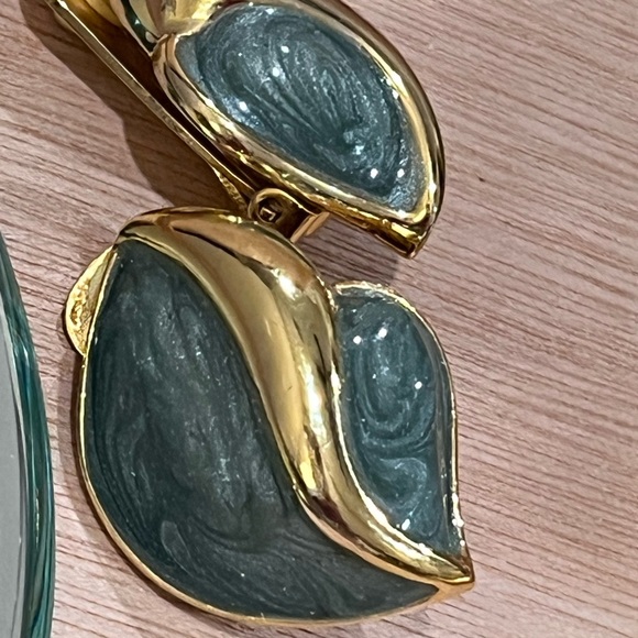 Vintage gold and enamel green earrings clip on never used - Picture 4 of 5